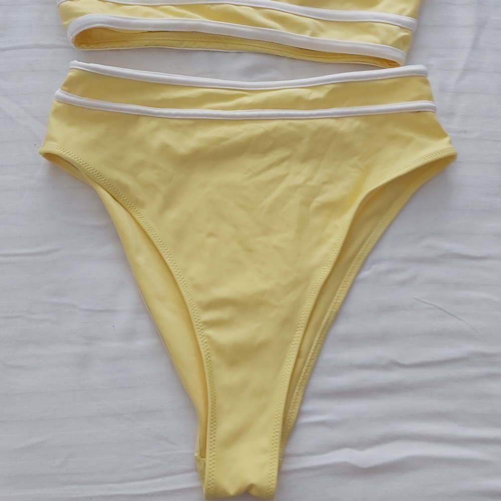 Lemon bikini - Picture 2 of 3